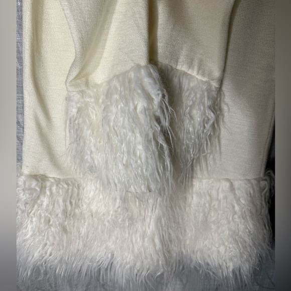 Mod|x Knit Long Sleeve Scoop Neck NWOT
Faux Fur, Trimmed Sweater Size  XS - Picture 5 of 7